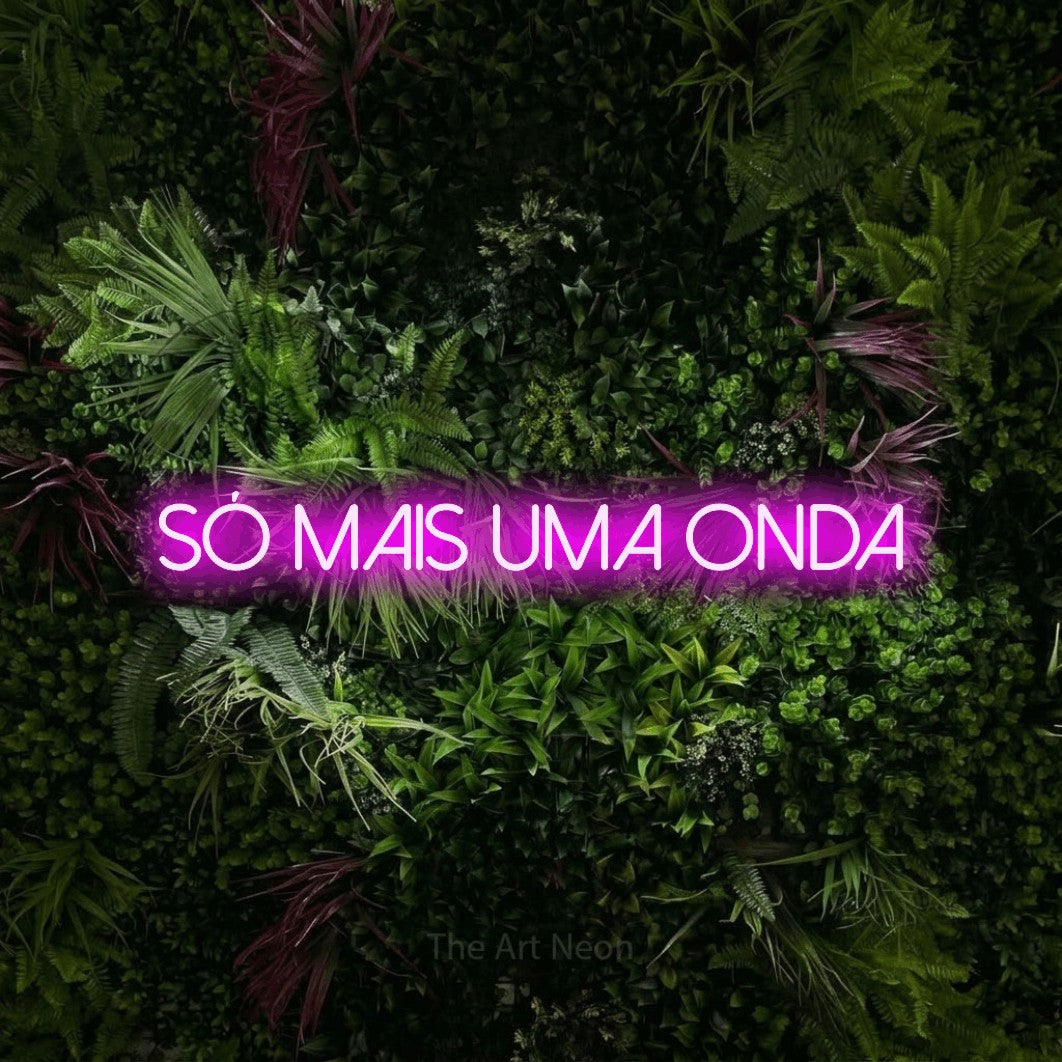 LED neon sign reading “Só mais uma onda”, arranged in a single line.