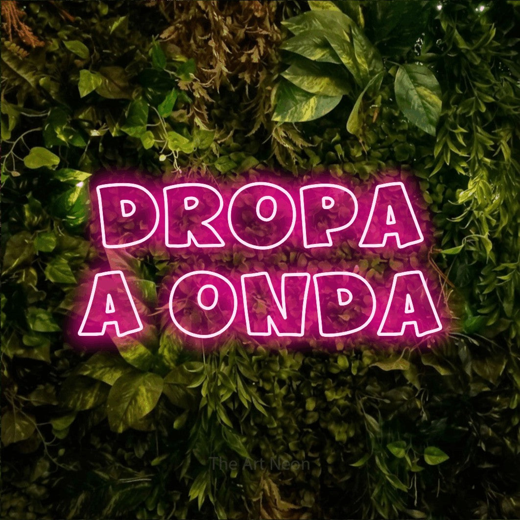 LED neon sign reading “DROPA A ONDA”, arranged in 2 lines.