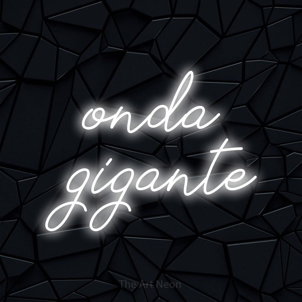 LED neon sign reading “onda gigante”, arranged in 2 lines.
