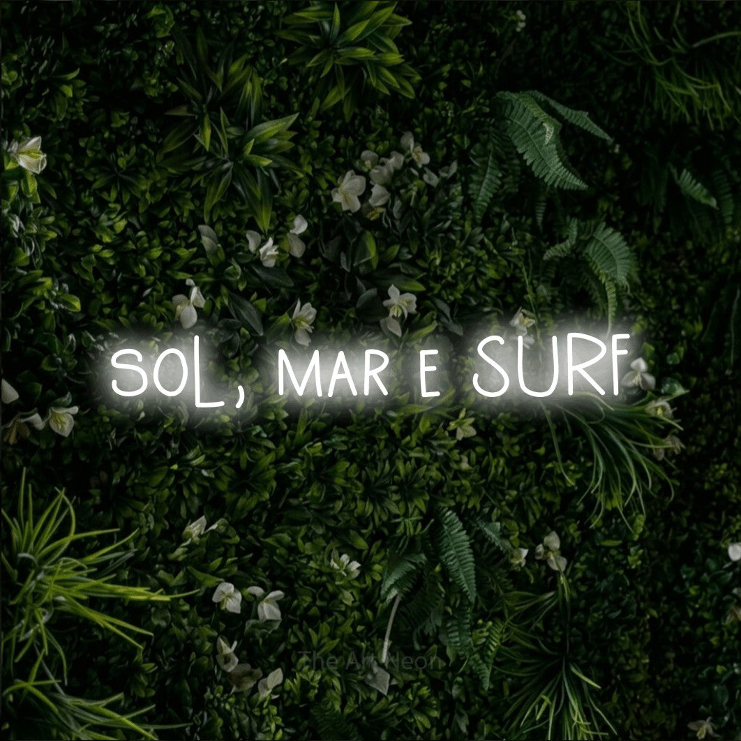 LED neon sign reading “sol, mar e SURF”, arranged in a single line.