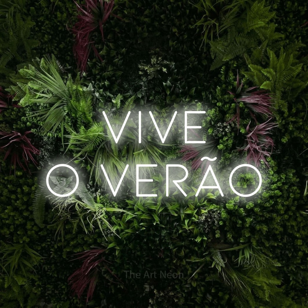 LED neon sign reading “Vive o Verão”, arranged in 2 lines.