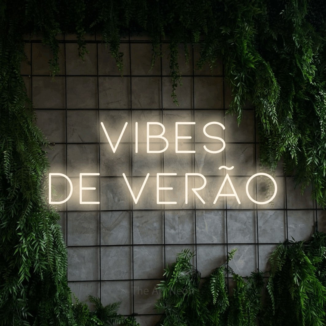 LED neon sign reading “Vibes de Verão”, arranged in 2 lines.