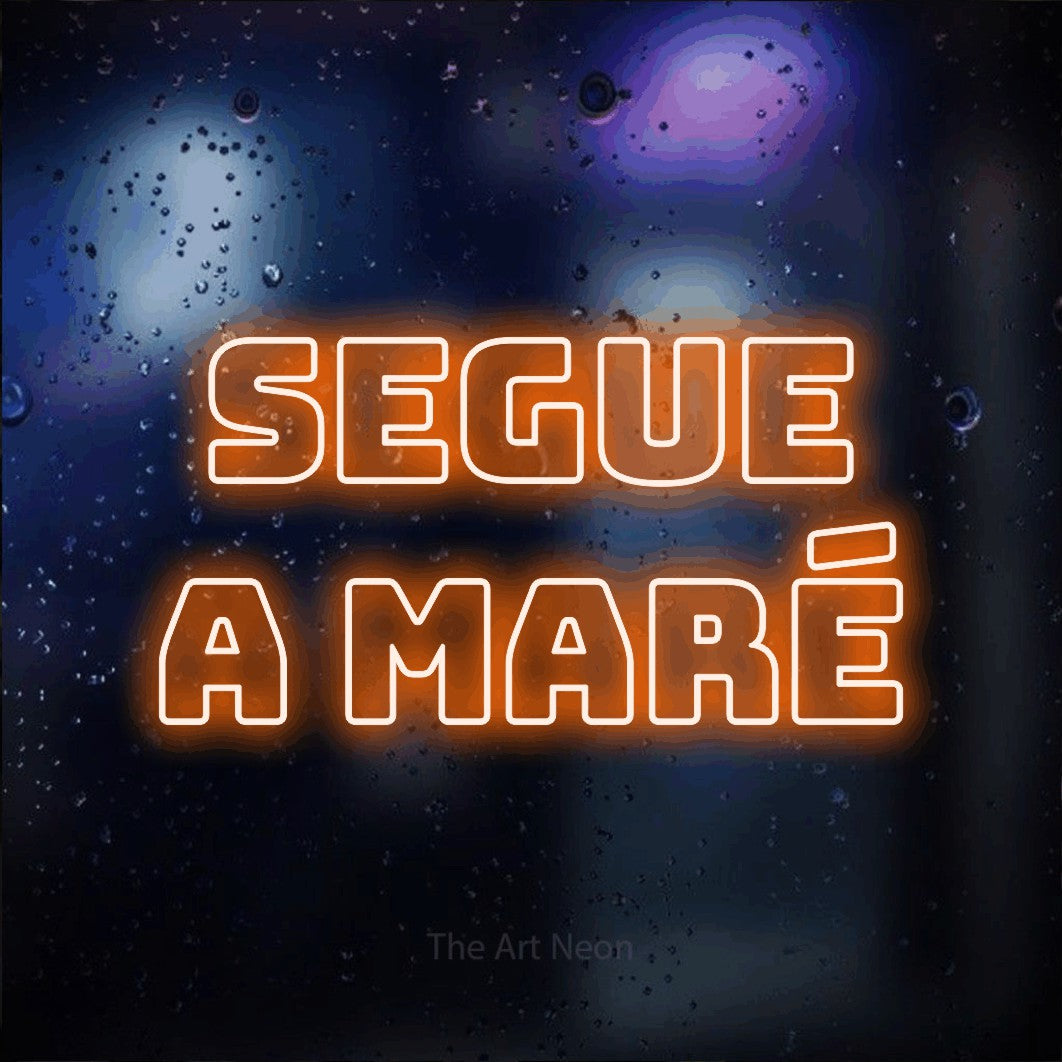 LED neon sign reading “Segue a Maré”, arranged in 2 lines.