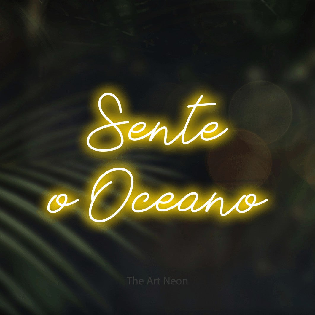 LED neon sign reading “Sente o Oceano”, arranged in 2 lines.