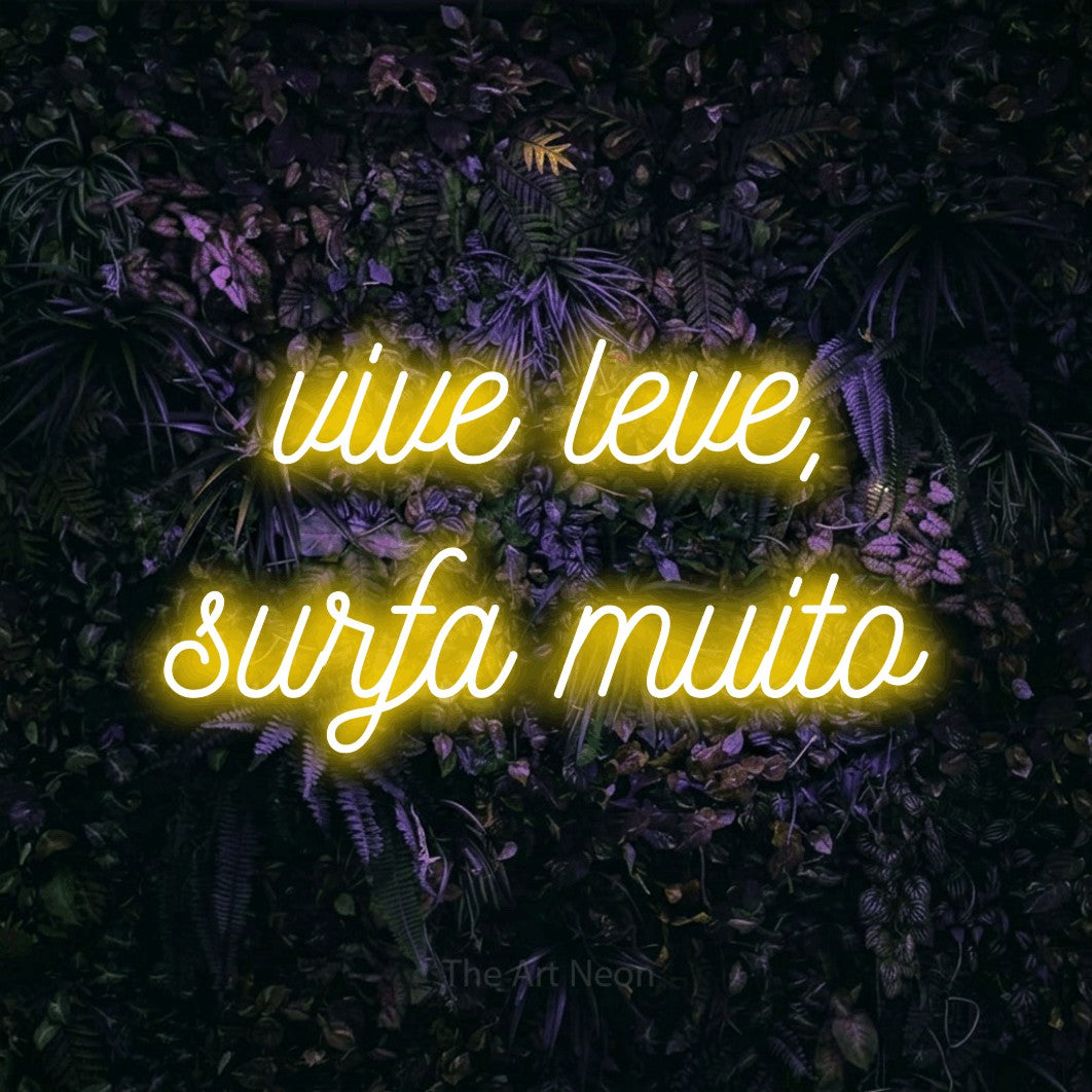 LED neon sign reading “vive leve, surfa muito”, arranged in 2 lines.