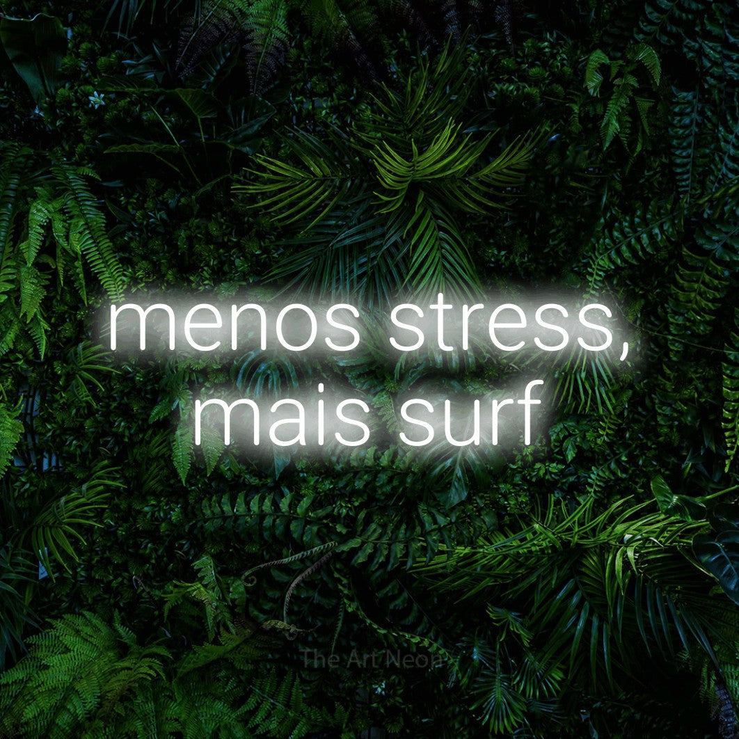 LED neon sign reading “menos stress, mais surf”, arranged in 2 lines.