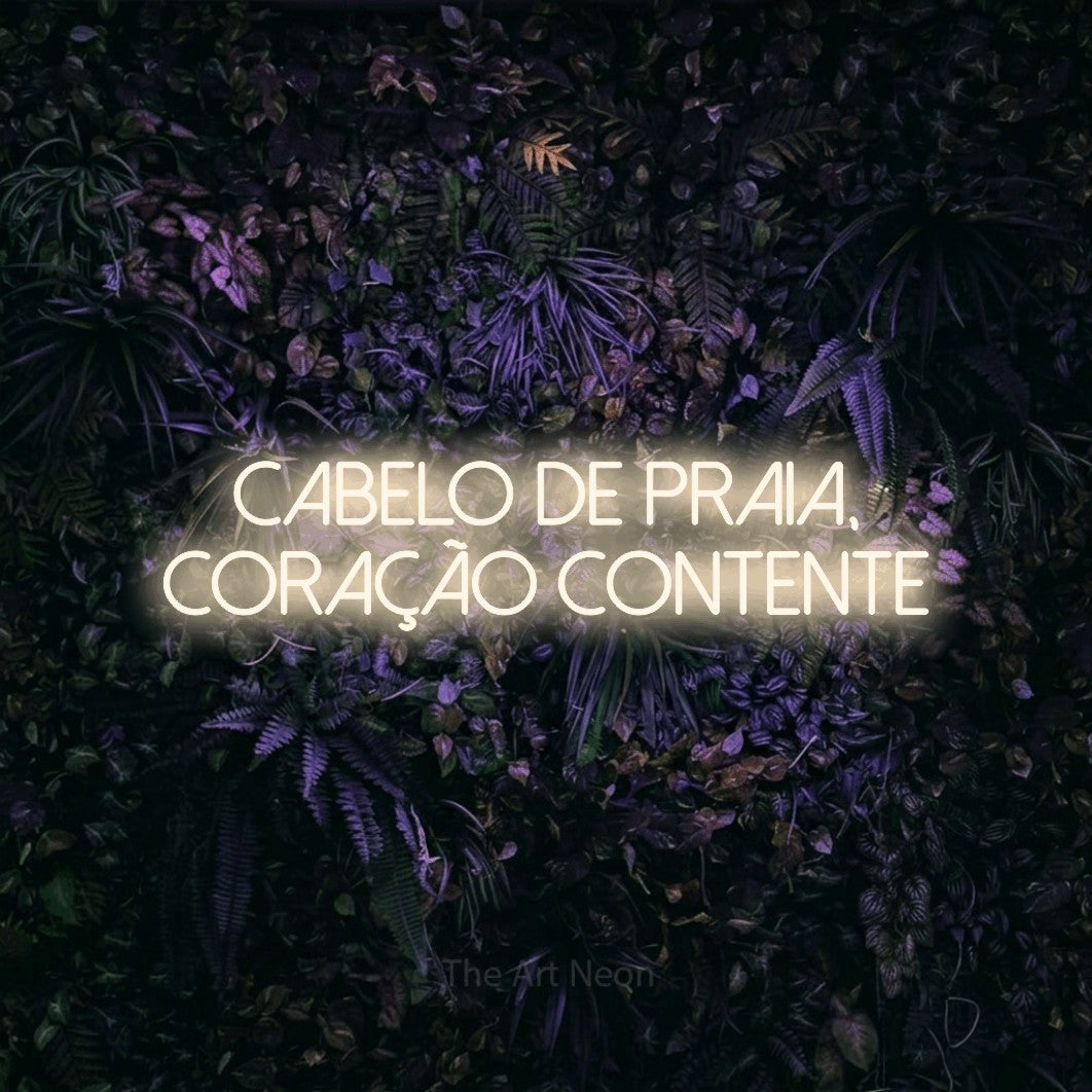 LED neon sign reading “CABELO DE PRAIA, CORAÇÃO CONTENTE”, arranged in 2 lines.