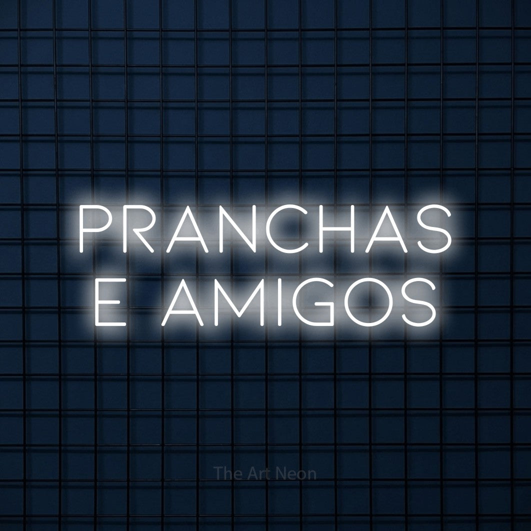 LED neon sign reading “PRANCHAS E AMIGOS”, arranged in 2 lines.