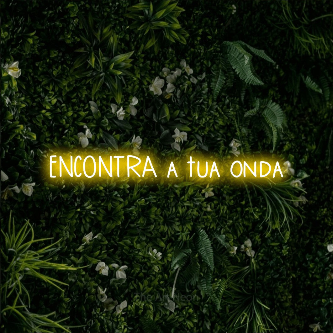 LED neon sign reading “ENCONTRA a tua onda”, arranged in a single line.