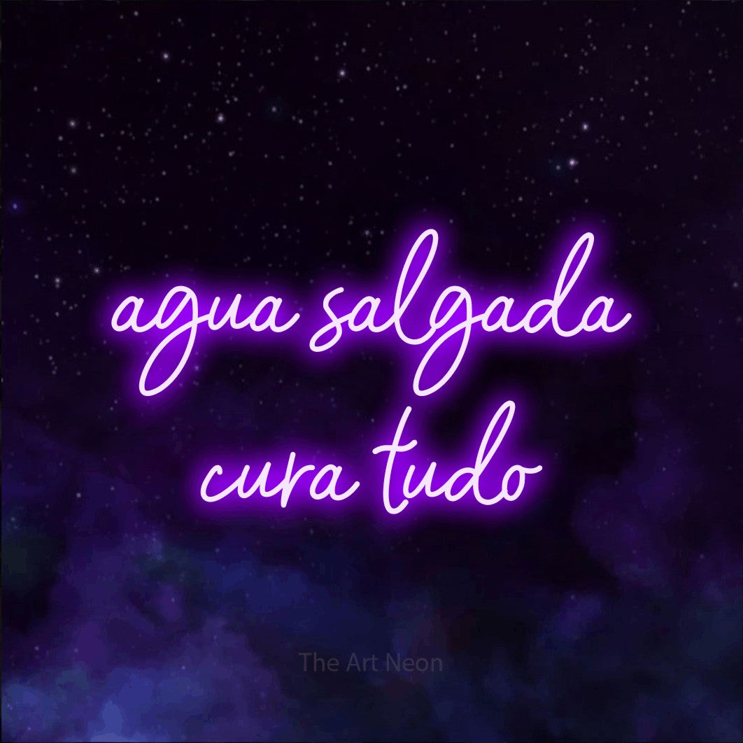 LED neon sign reading “água salgada cura tudo”, arranged in 2 lines.