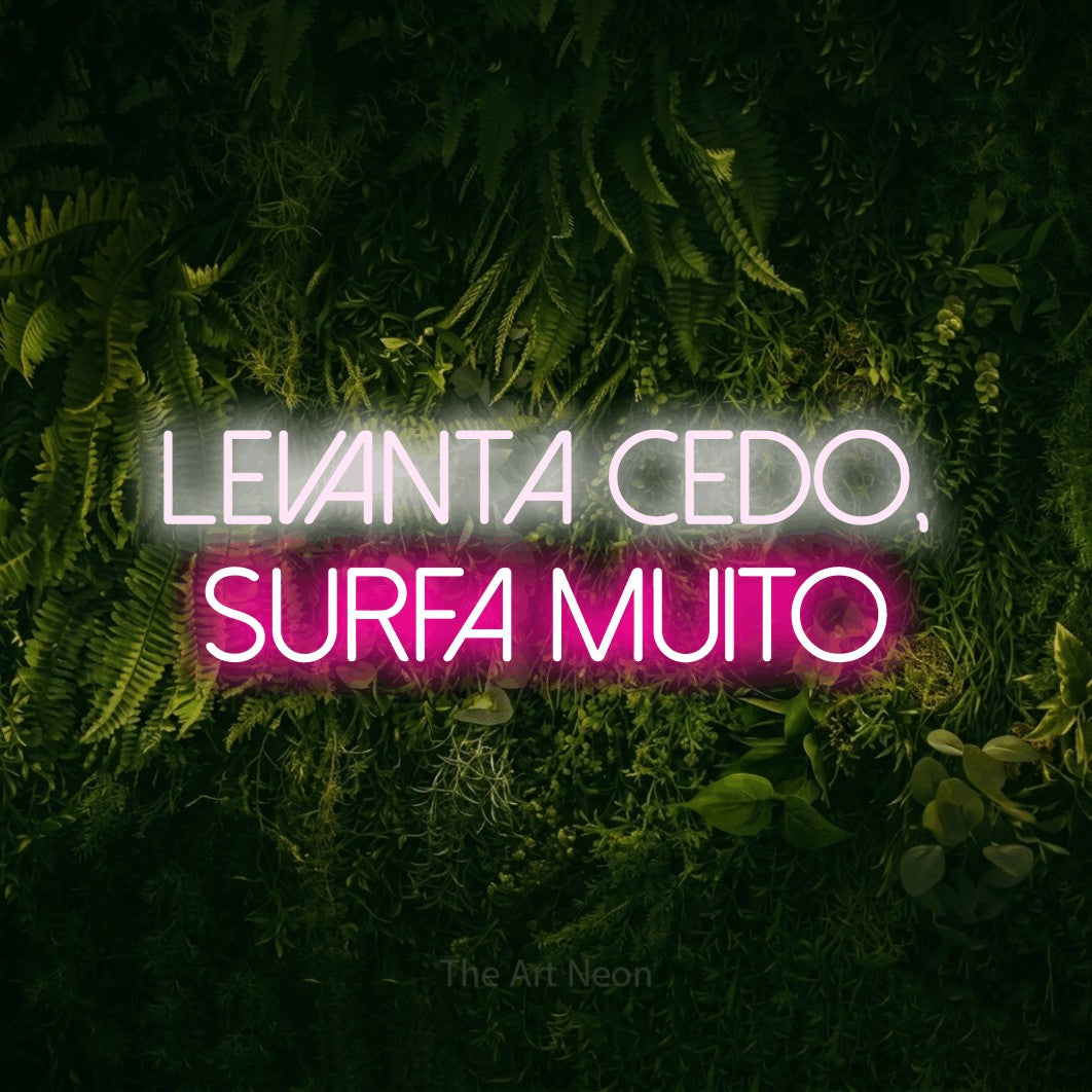 LED neon sign reading “Levanta Cedo, Surfa Muito”, arranged in 2 lines.