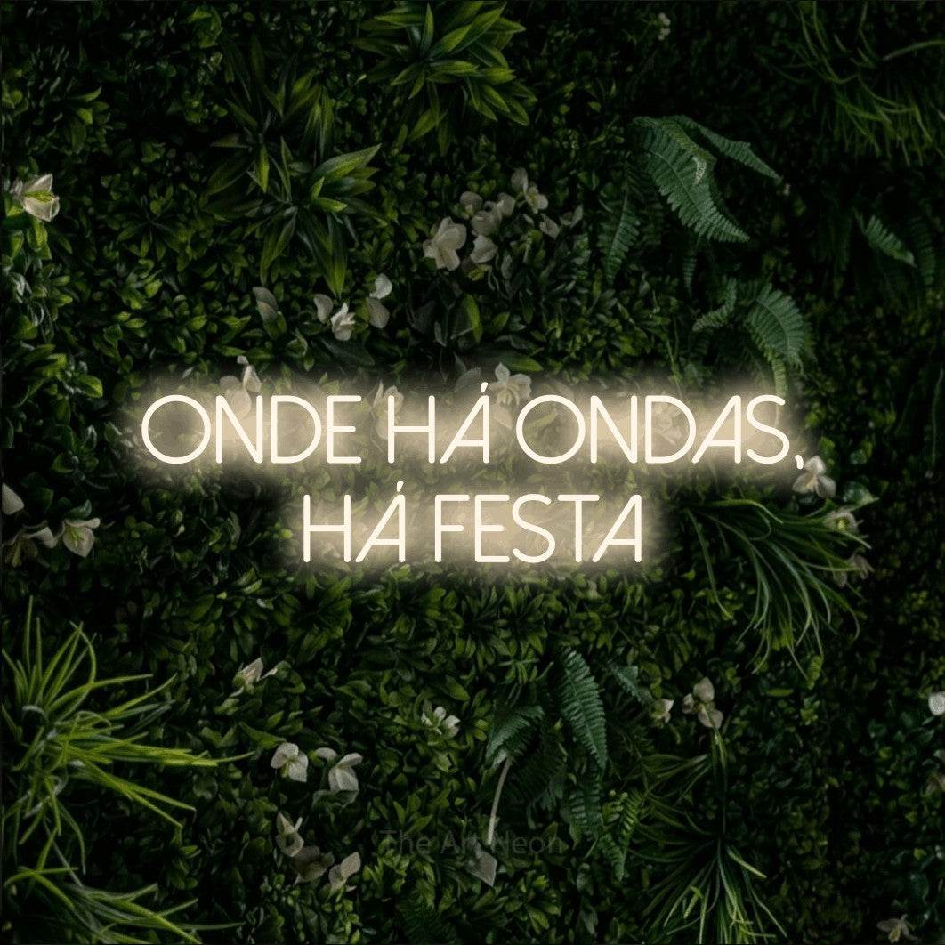 LED neon sign reading “Onde Há Ondas, Há Festa”, arranged in 2 lines.