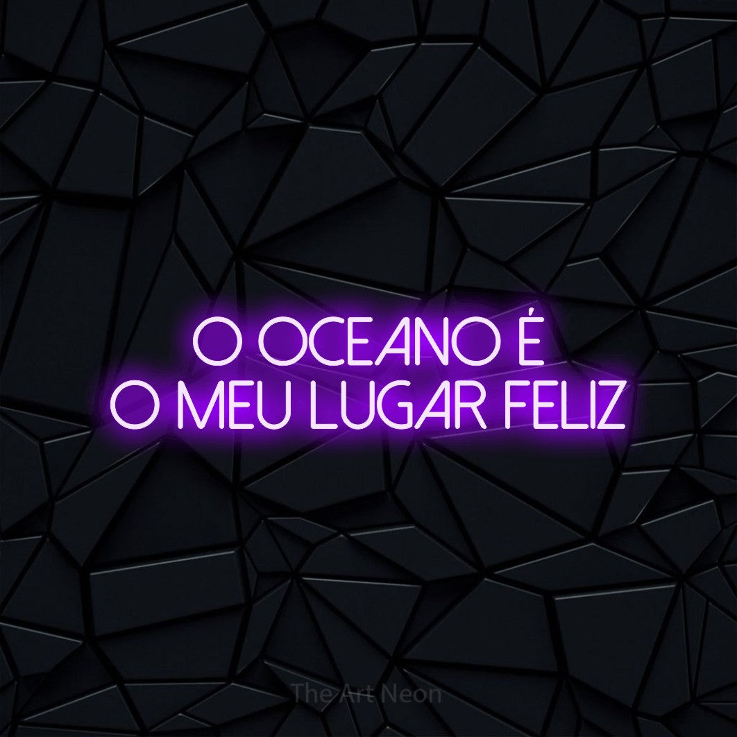 LED neon sign reading “O OCEANO É O MEU LUGAR FELIZ”, arranged in 2 lines.