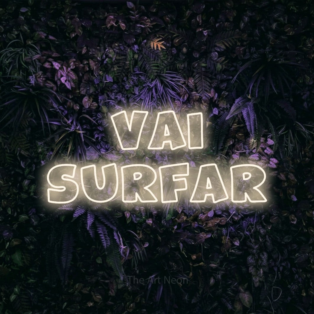 LED neon sign reading “Vai Surfar”, arranged in 2 lines.