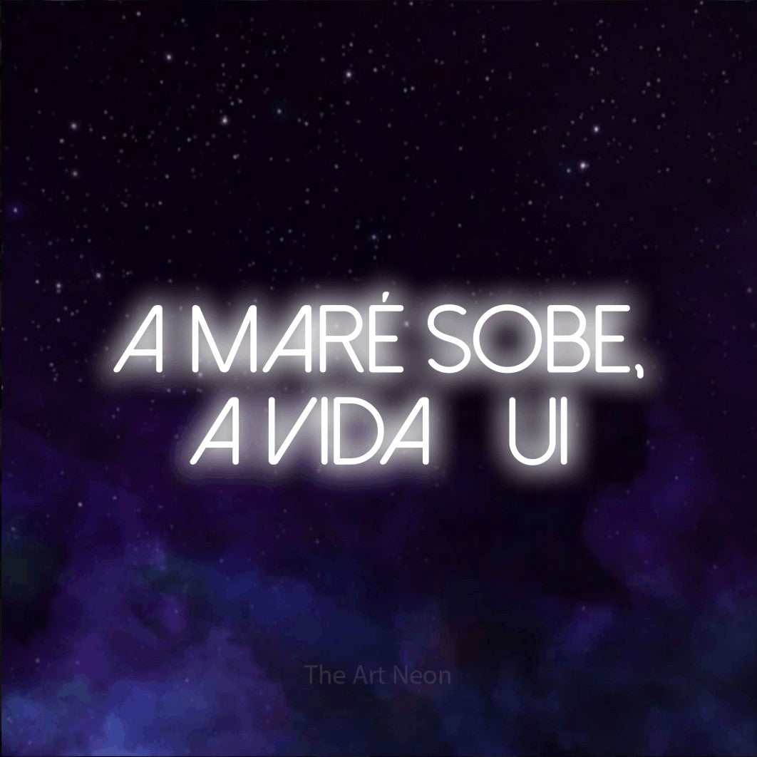 LED neon sign reading “a maré sobe, a vida flui”, arranged in 2 lines.