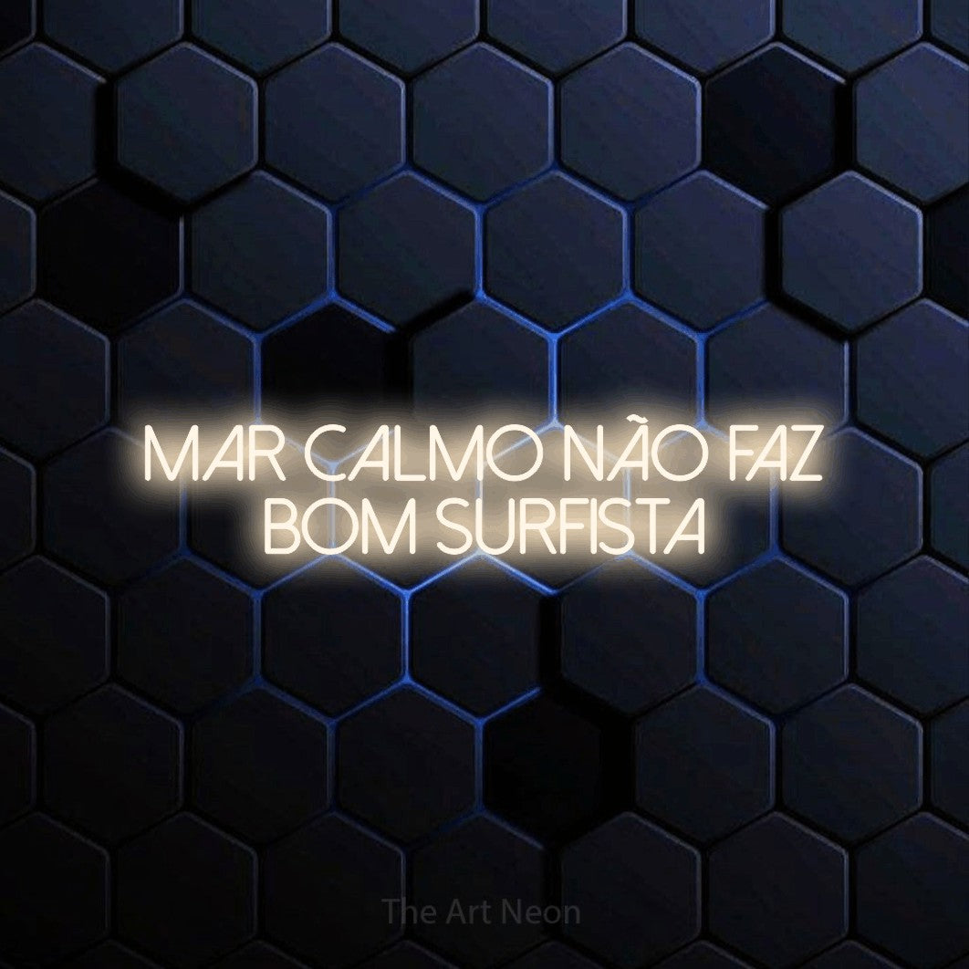 LED neon sign reading “mar calmo não faz bom SURFISTA”, arranged in 2 lines.