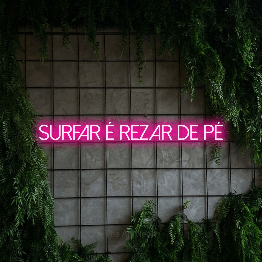 LED neon sign reading “SURFAR É REZAR DE PÉ”, arranged in a single line.