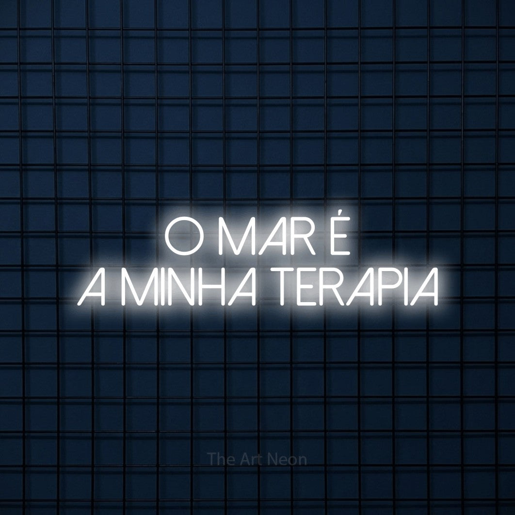 LED neon sign reading “o mar é a minha TERAPIA”, arranged in 2 lines.