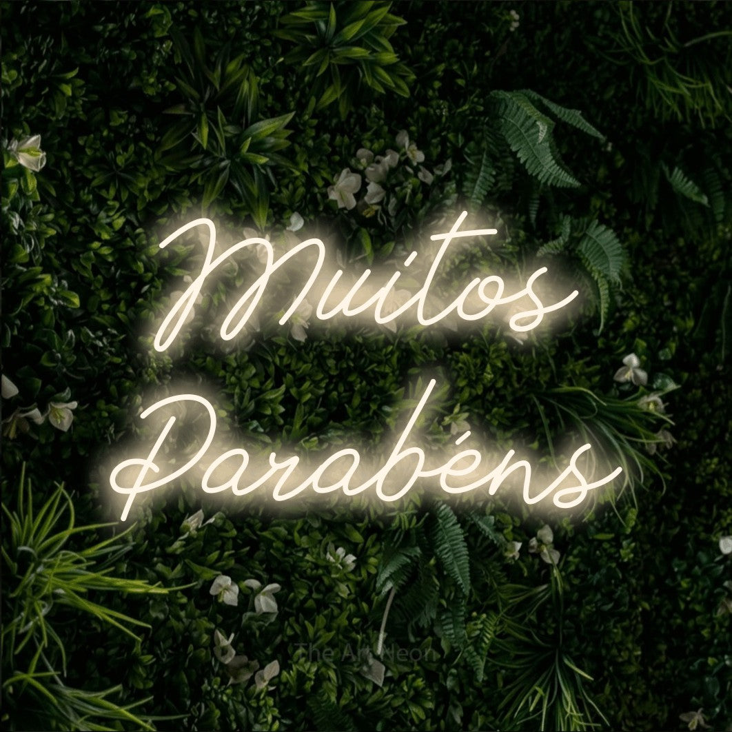 LED neon sign reading “Muitos Parabéns”, arranged in 2 lines.