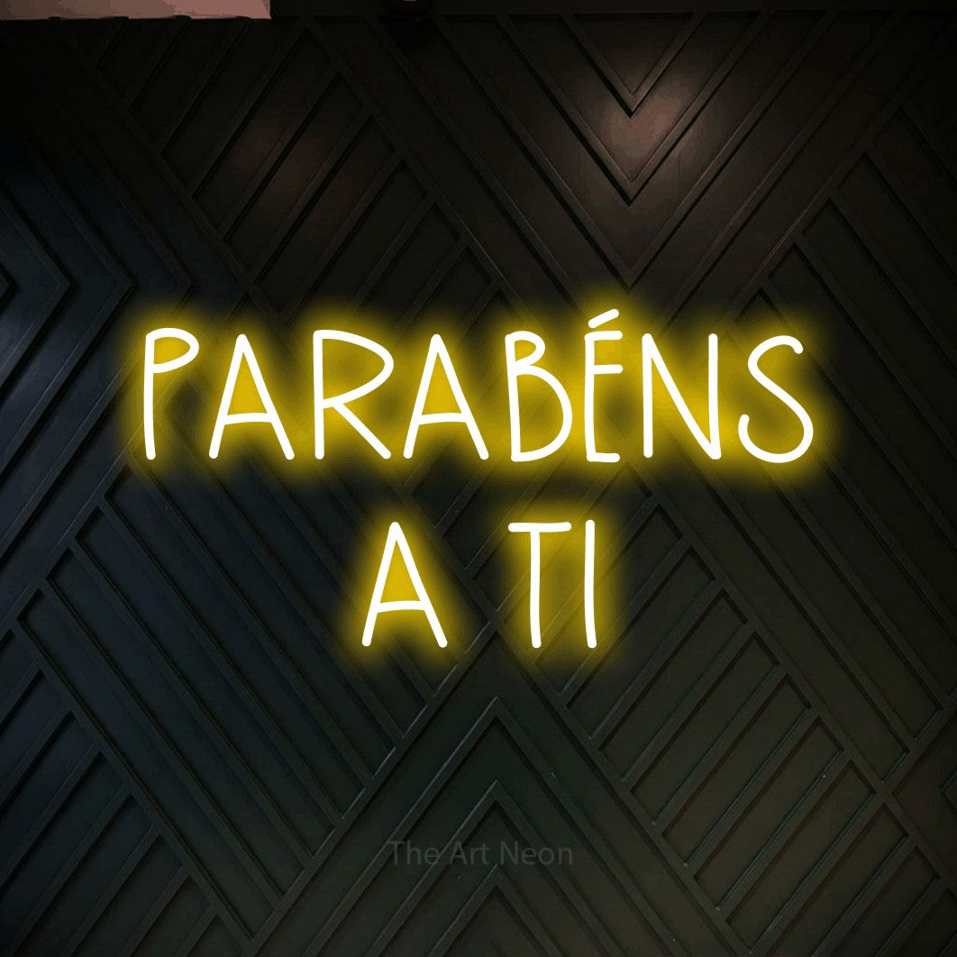 LED neon sign reading “PARABÉNS A TI”, arranged in 2 lines.