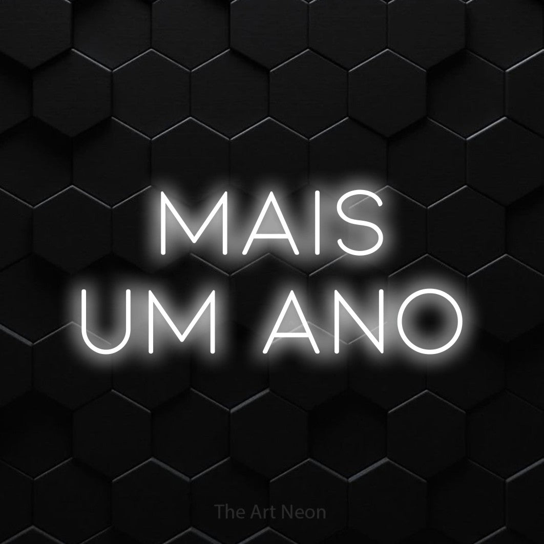 LED neon sign reading “Mais Um Ano”, arranged in 2 lines.
