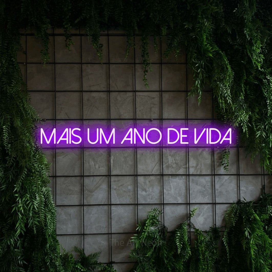 LED neon sign reading “Mais Um Ano de Vida”, arranged in a single line.