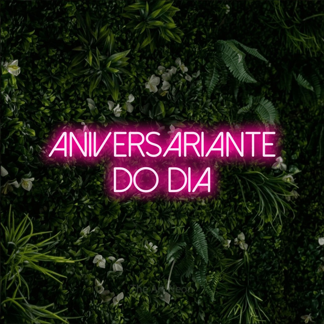 LED neon sign reading “ANIVERSARIANTE DO DIA”, arranged in 2 lines.