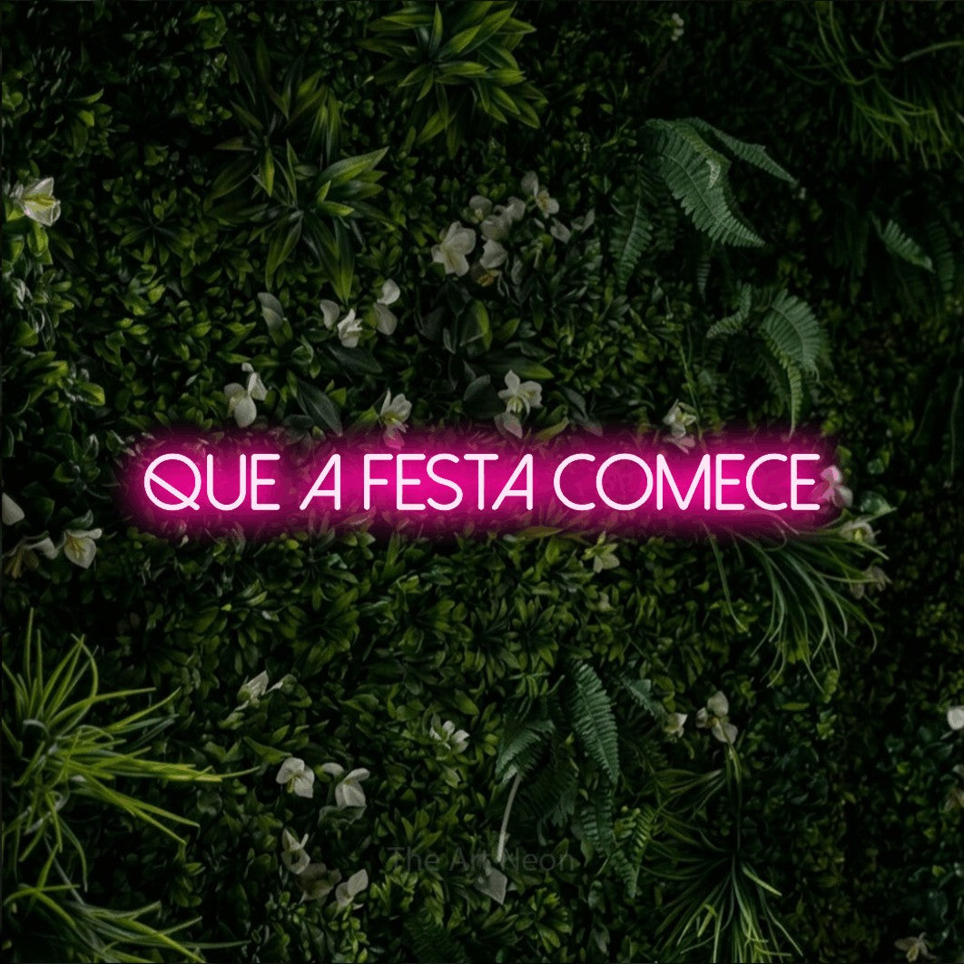 LED neon sign reading “Que a Festa Comece”, arranged in a single line.
