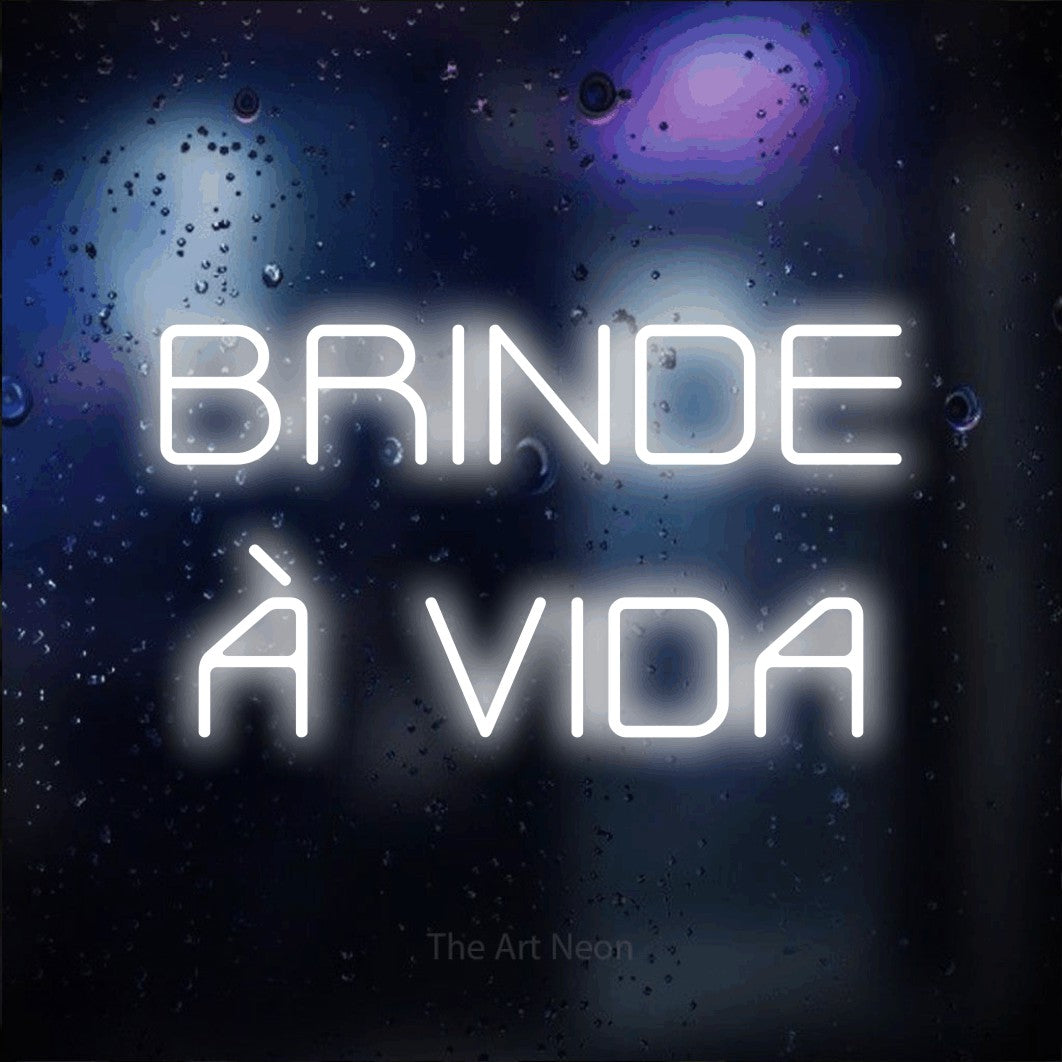 LED neon sign reading “BRINDE À VIDA”, arranged in 2 lines.