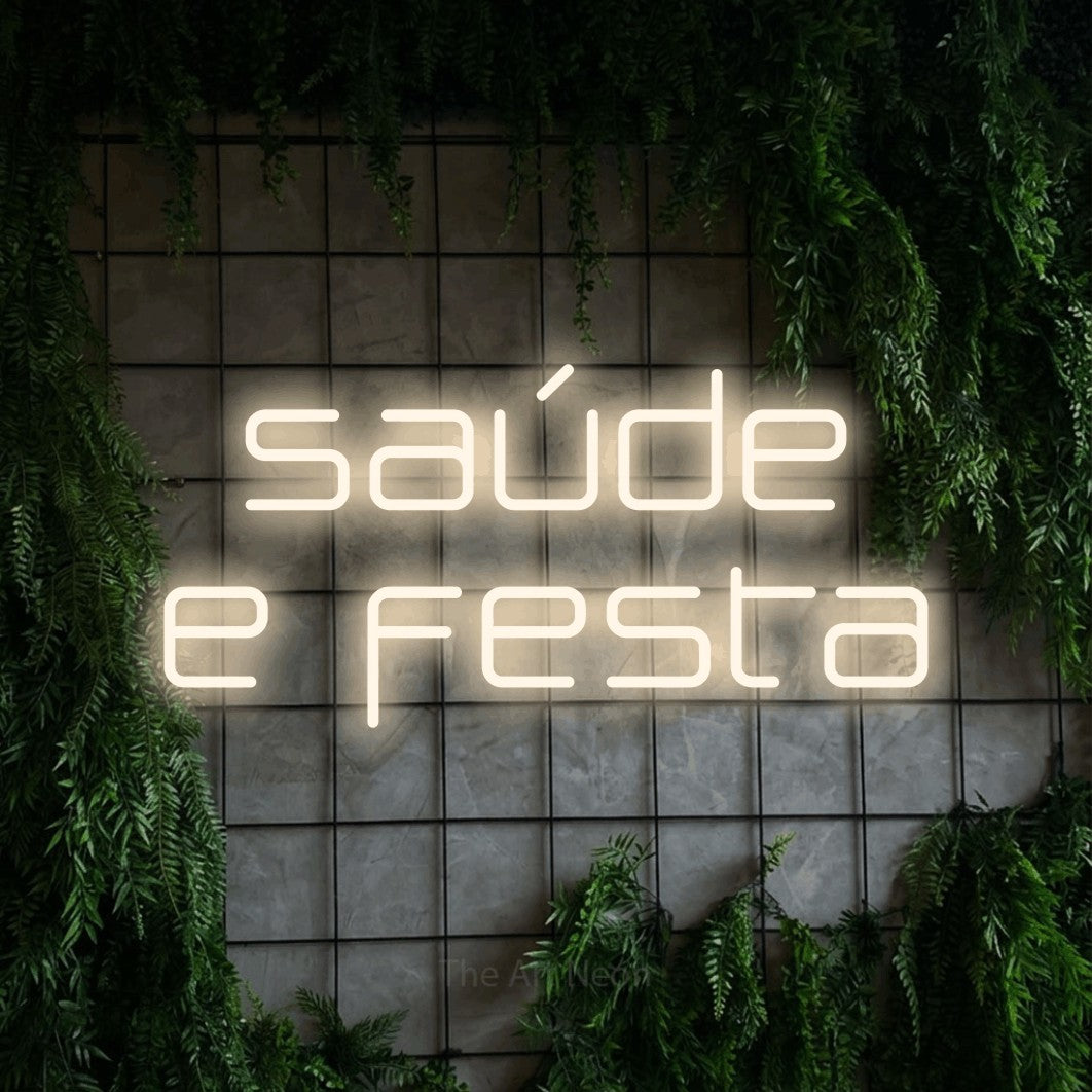 LED neon sign reading “saúde e festa”, arranged in 2 lines.