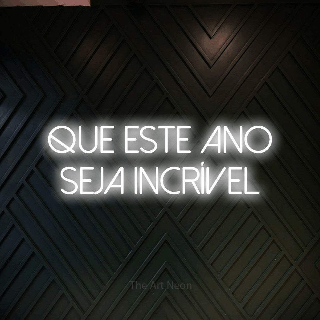 LED neon sign reading “Que este ano seja incrível”, arranged in 2 lines.