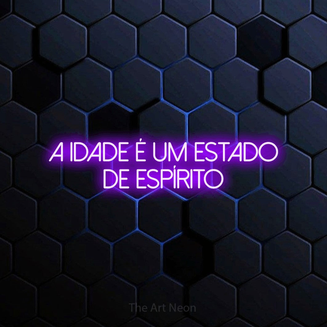 LED neon sign reading “A Idade É Um Estado de Espírito”, arranged in 2 lines.
