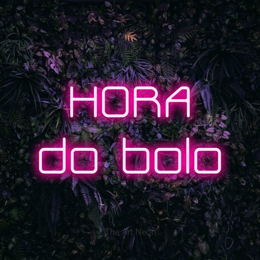 LED neon sign reading “HORA do bolo”, arranged in 2 lines.
