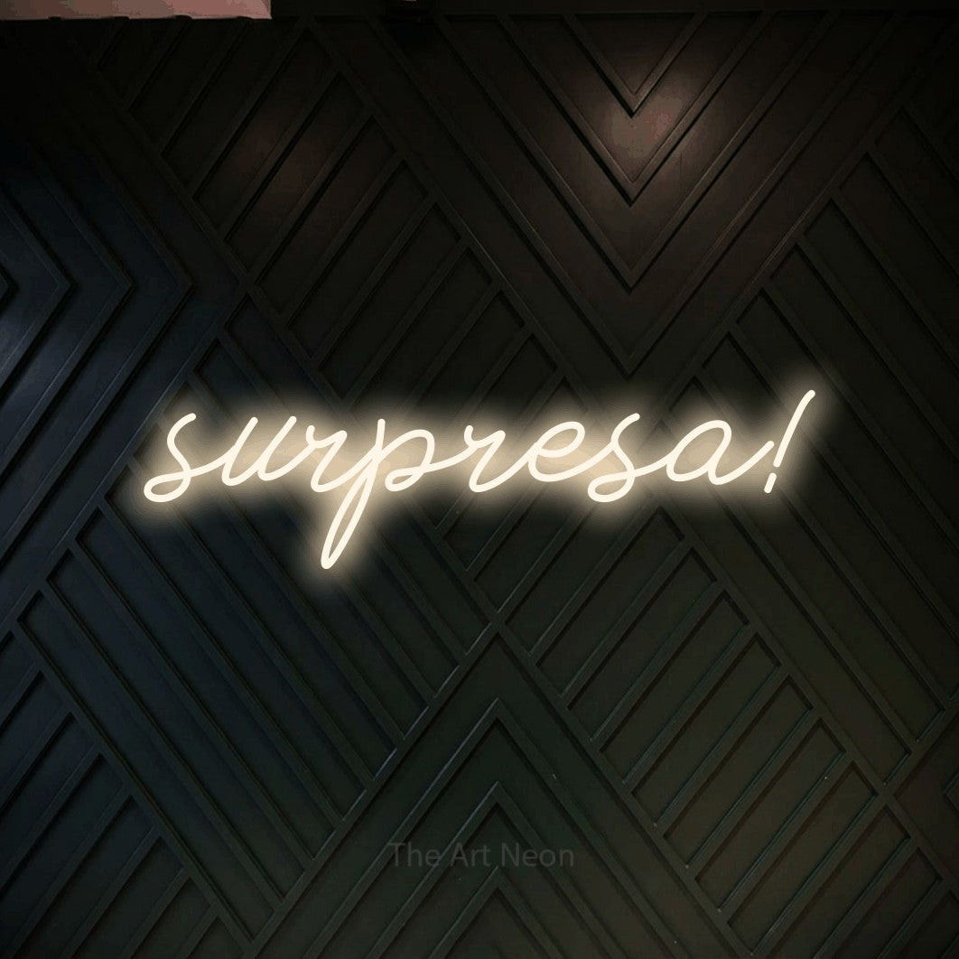 LED neon sign reading “surpresa!”, arranged in a single line.