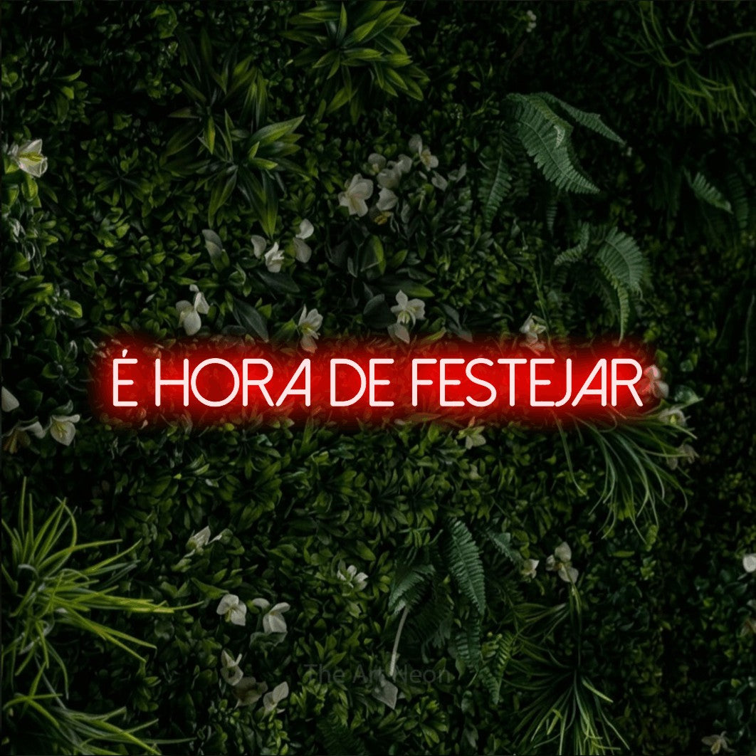 LED neon sign reading “É Hora de Festejar”, arranged in a single line.