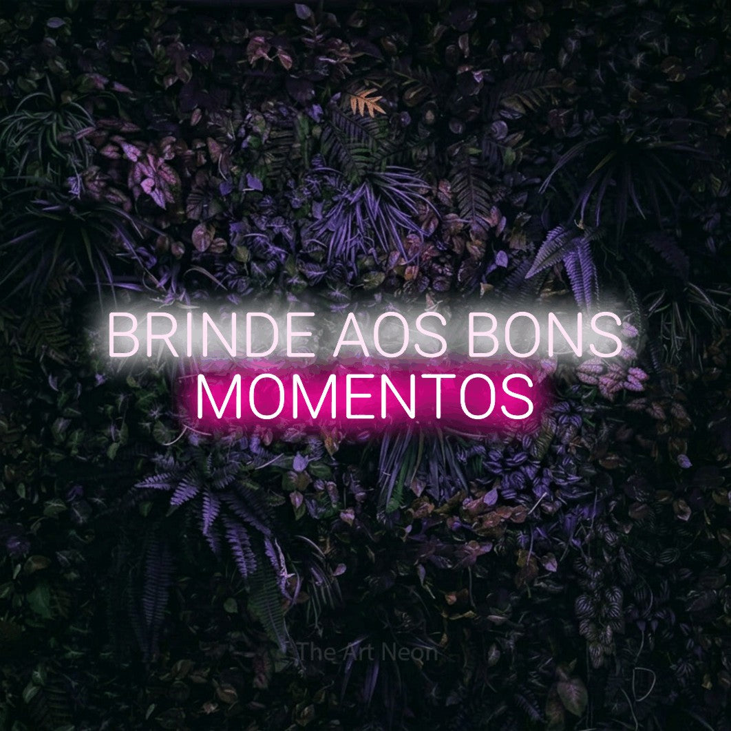 LED neon sign reading “BRINDE AOS BONS MOMENTOS”, arranged in 2 lines.