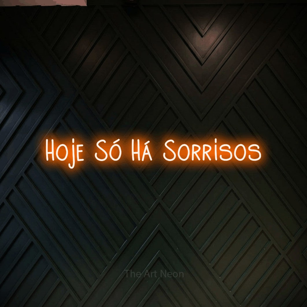 LED neon sign reading “Hoje Só Há Sorrisos”, arranged in a single line.