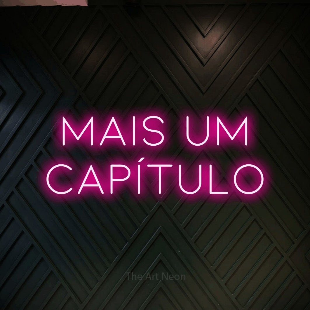 LED neon sign reading “Mais Um Capítulo”, arranged in 2 lines.