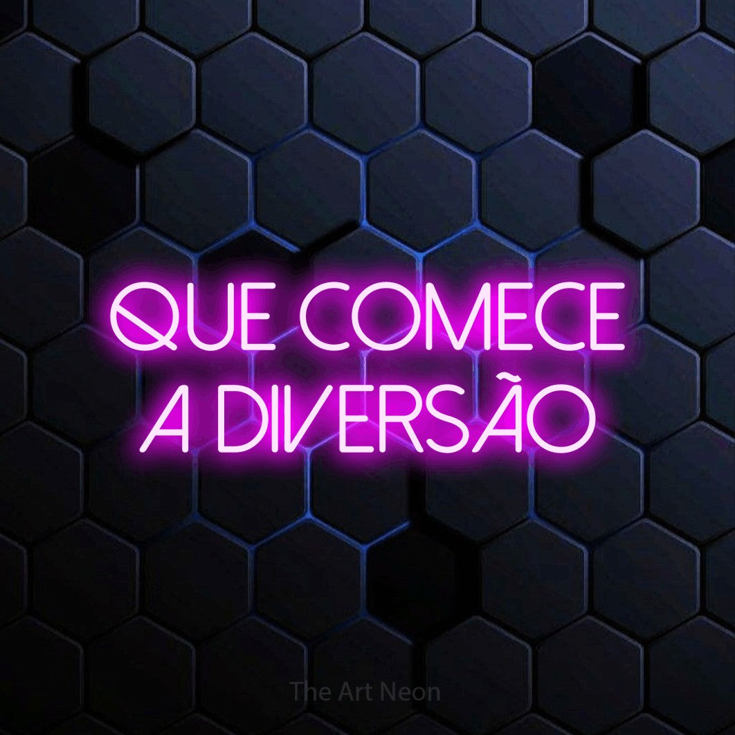 LED neon sign reading “que comece a diversão”, arranged in 2 lines.