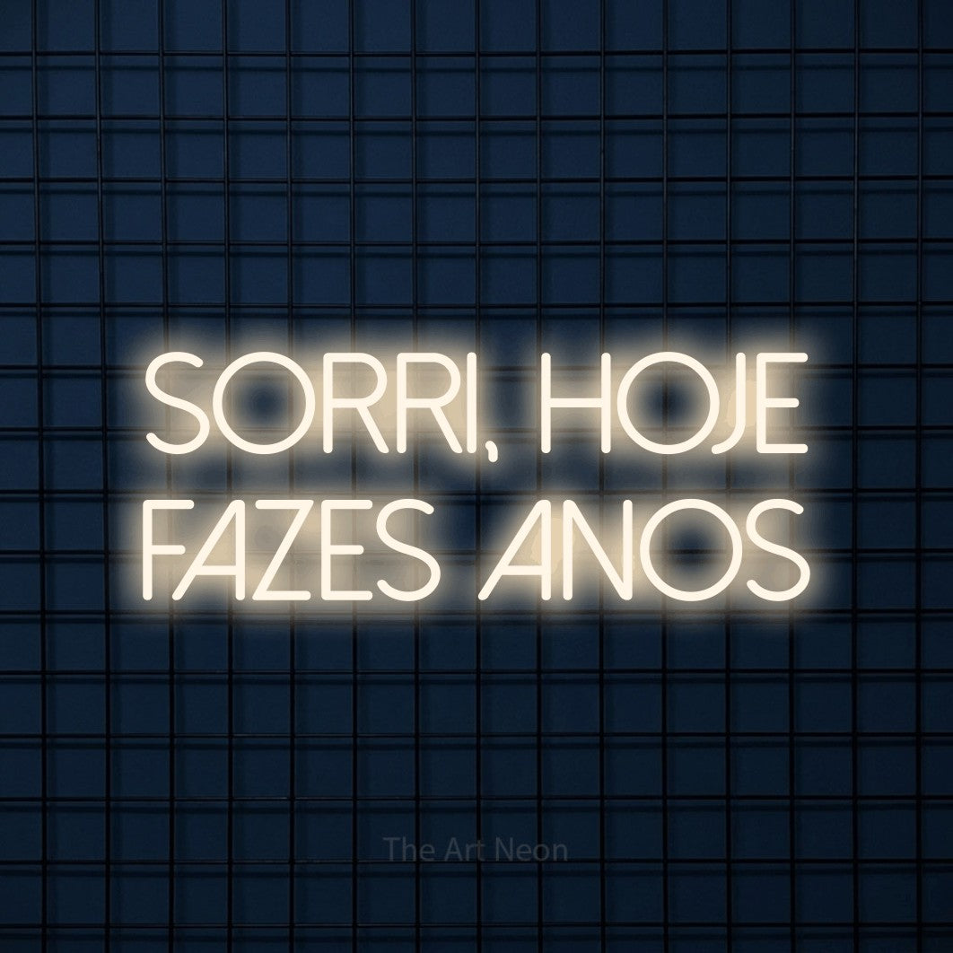 LED neon sign reading “Sorri, Hoje Fazes Anos”, arranged in 2 lines.