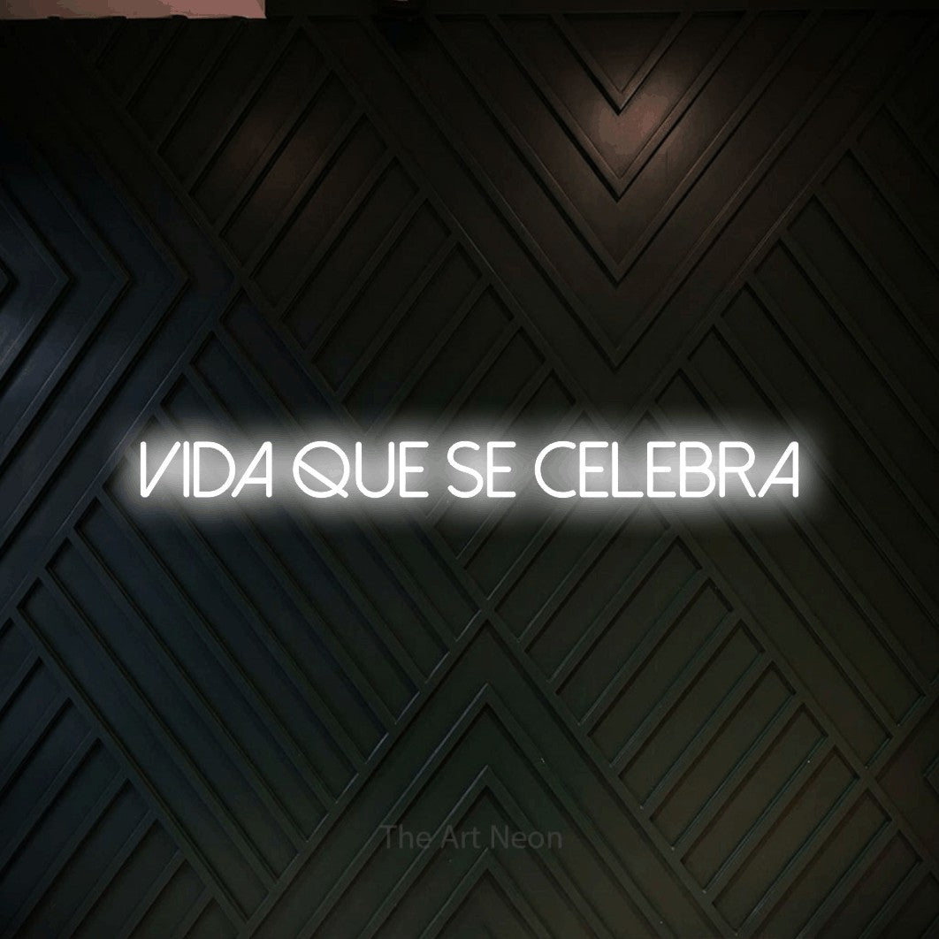 LED neon sign reading “vida que se celebra”, arranged in a single line.