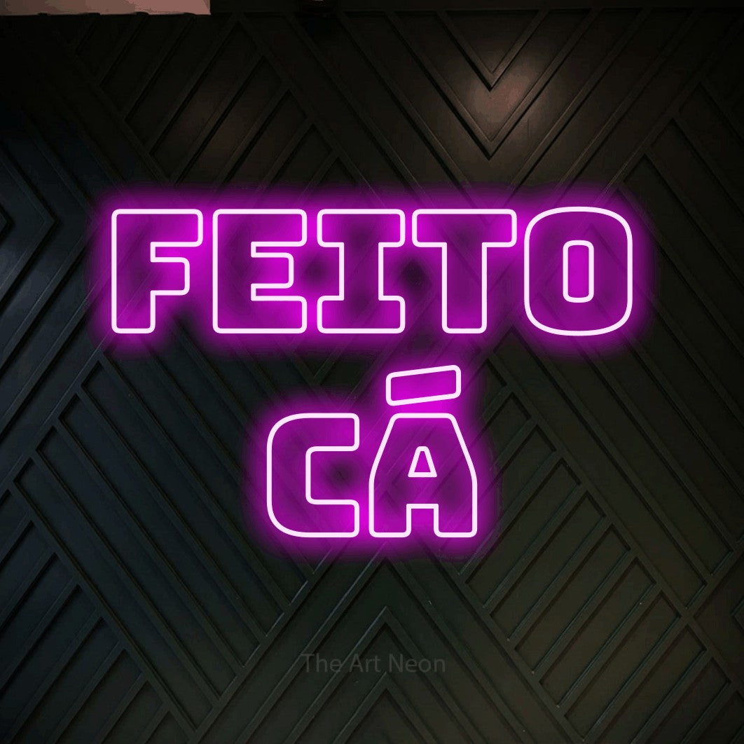 LED neon sign reading “FEITO CÁ”, arranged in 2 lines.