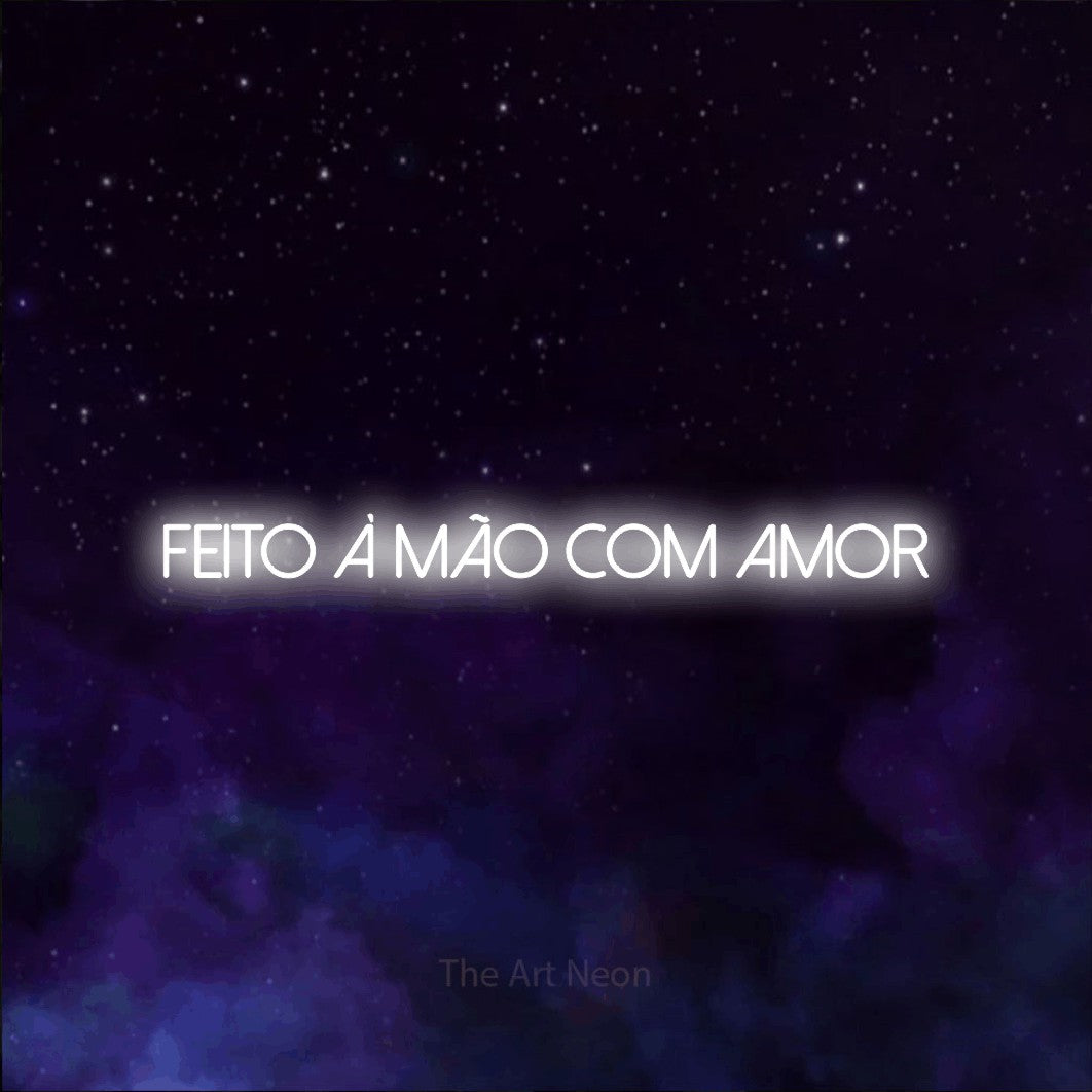 LED neon sign reading “feito à mão com amor”, arranged in a single line.
