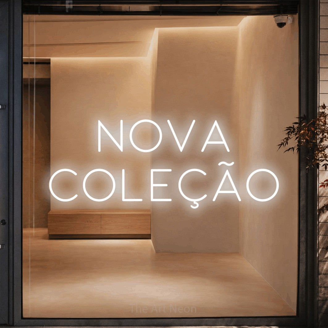 LED neon sign reading “Nova coleção”, arranged in 2 lines.
