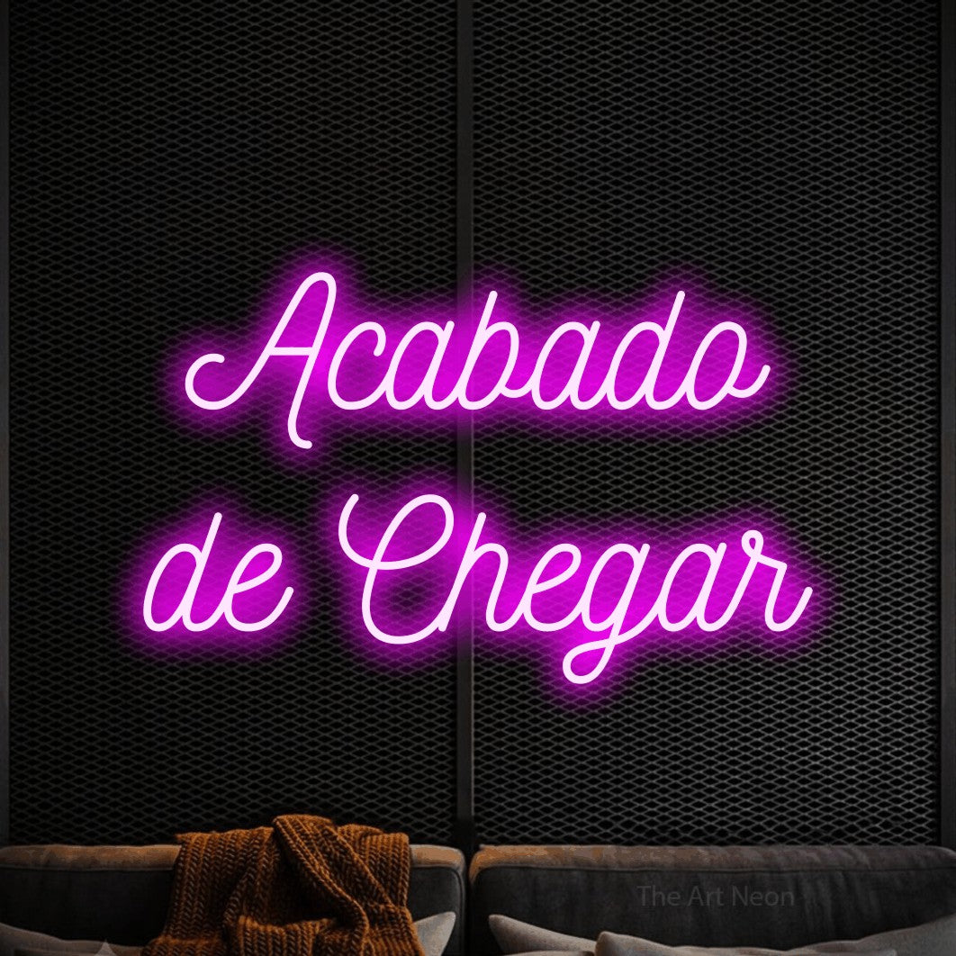 LED neon sign reading “Acabado de Chegar”, arranged in 2 lines.