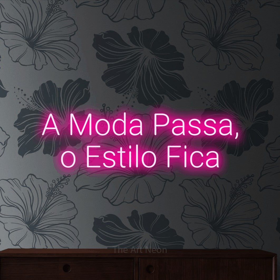 LED neon sign reading “A Moda Passa, o Estilo Fica”, arranged in 2 lines.