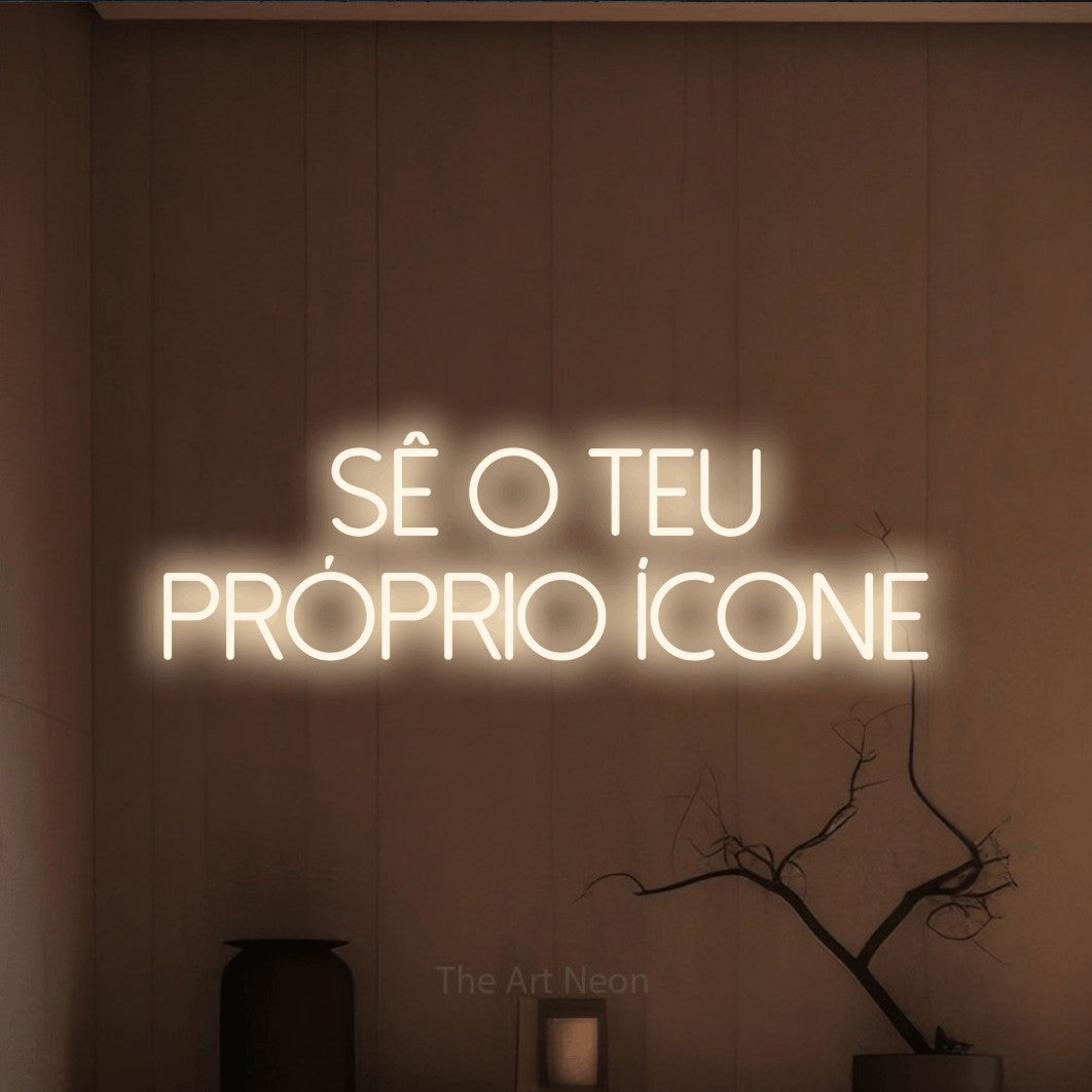 LED neon sign reading “Sê o Teu Próprio Ícone”, arranged in 2 lines.