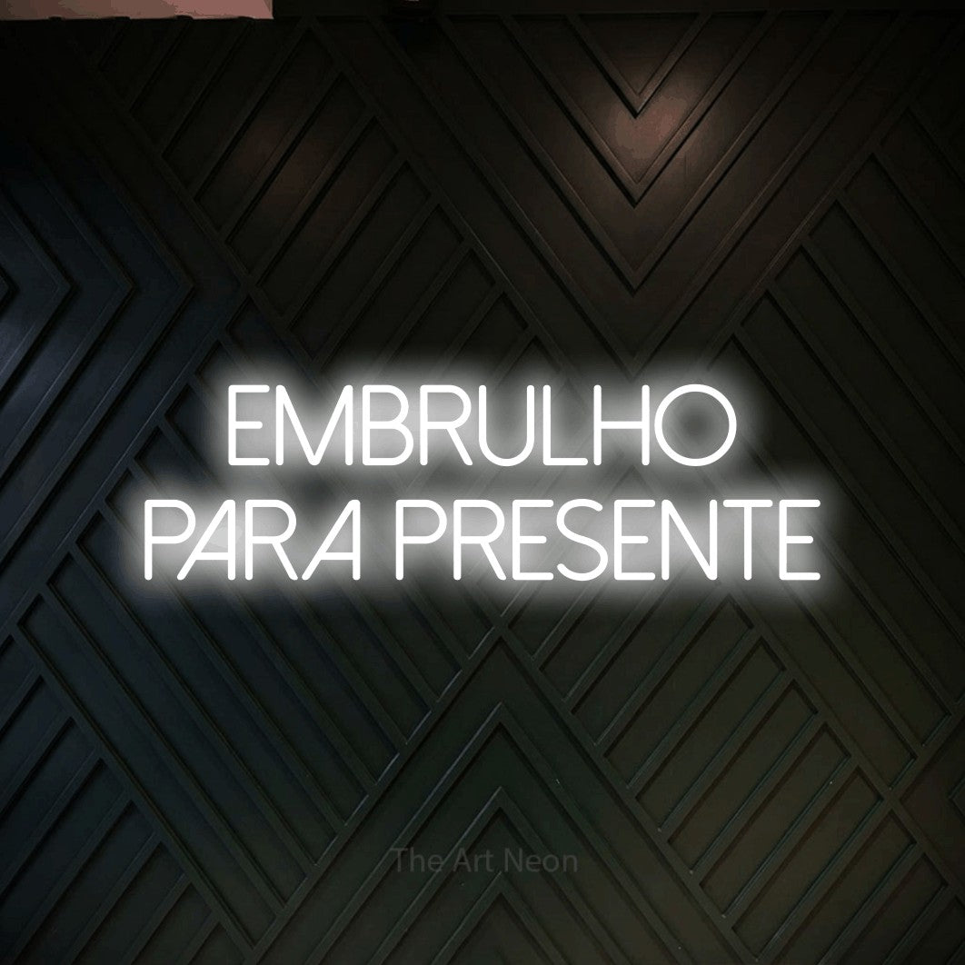 LED neon sign reading “EMBRULHO PARA PRESENTE”, arranged in 2 lines.