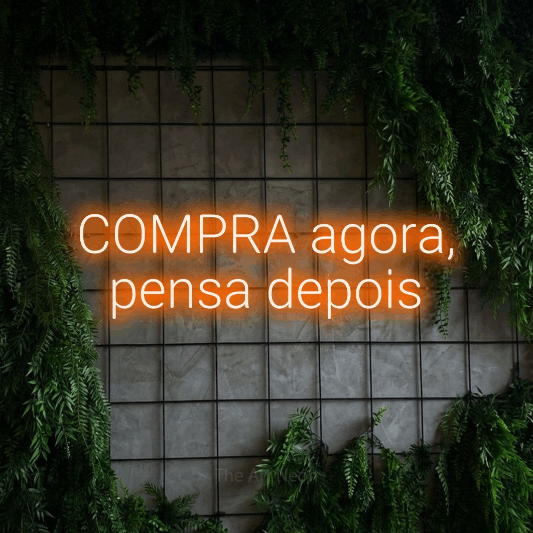 LED neon sign reading “COMPRA agora, pensa depois”, arranged in 2 lines.