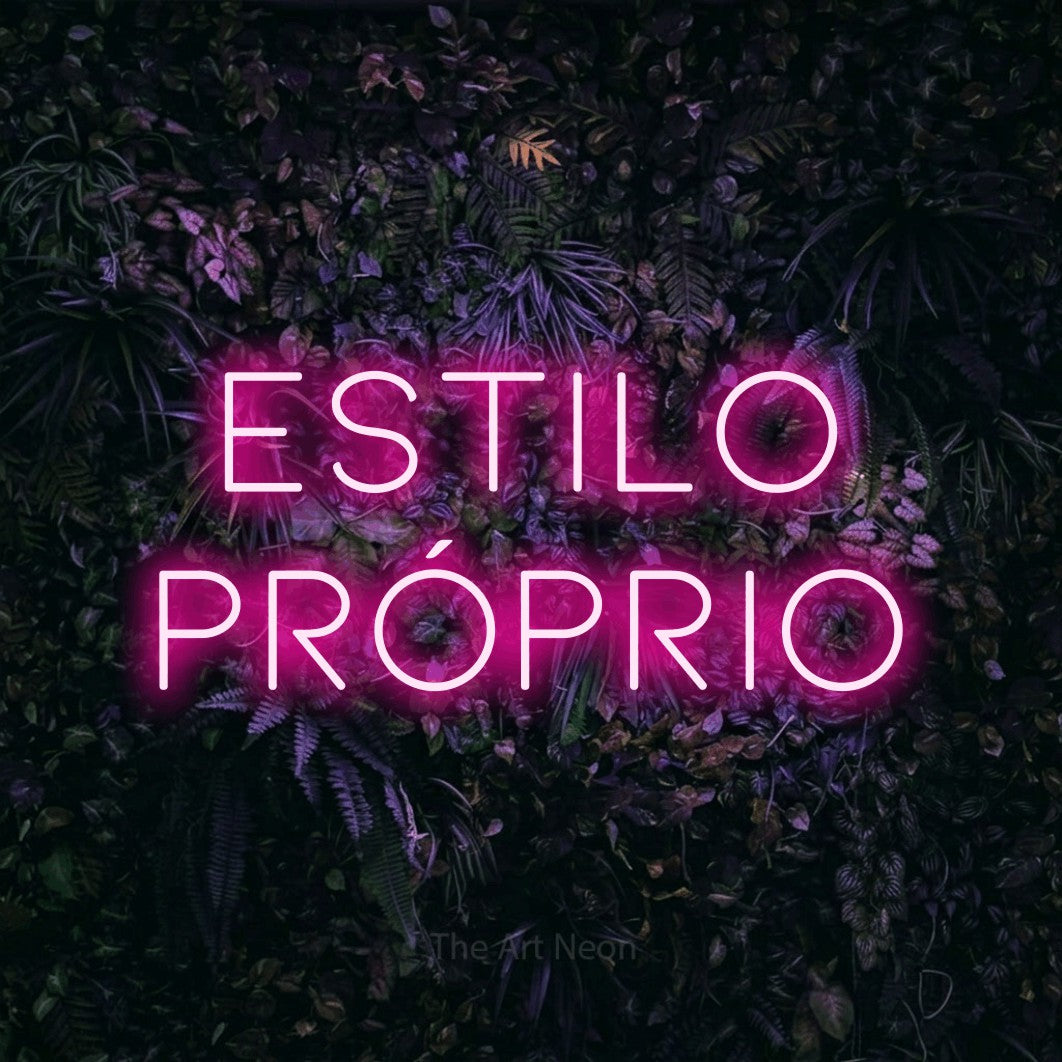 LED neon sign reading “ESTILO PRÓPRIO”, arranged in 2 lines.